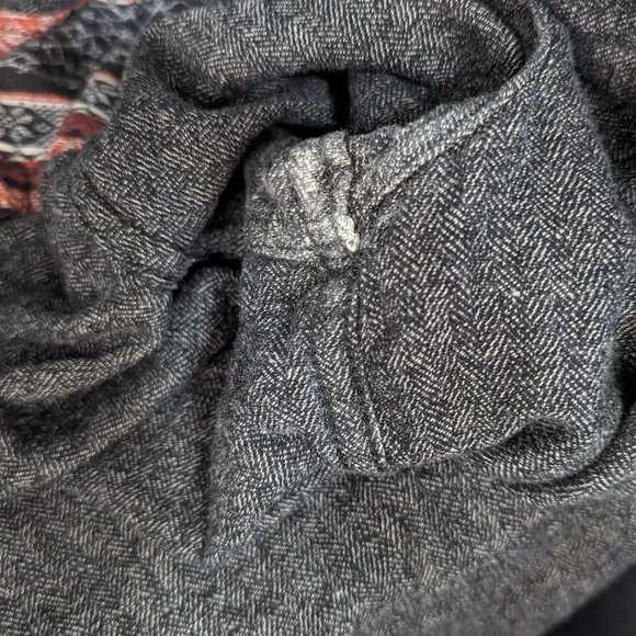 On the Byas Mens XL Button Down Cotton Shirt EUC Dark Blue Pattern Breast Pocket - Picture 2 of 8